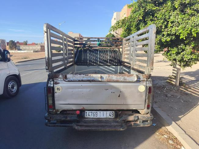j'ai vent ma voiture nissan pikup très bonne état 