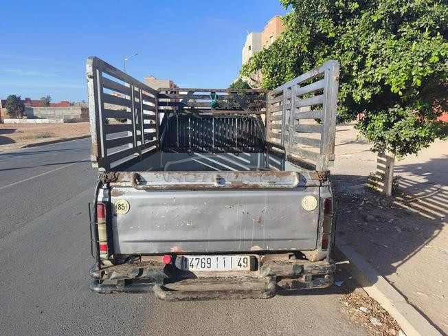 j'ai vent ma voiture nissan pikup très bonne état 