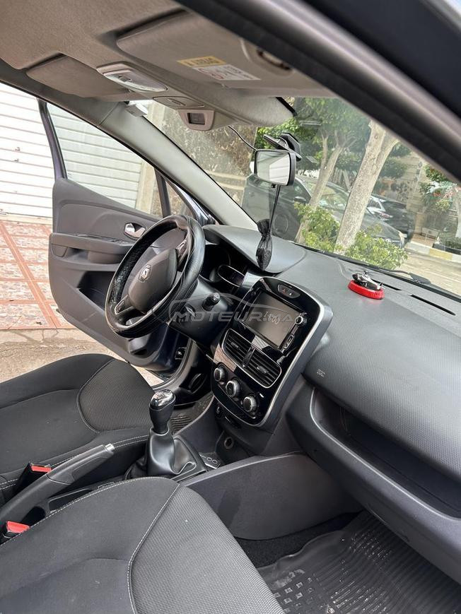 Renault clio quatre en très bon état 