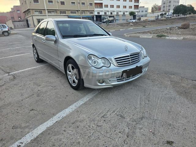 Mercedes-Benz 220 Diesel Automatique 2004 à Nador - 2