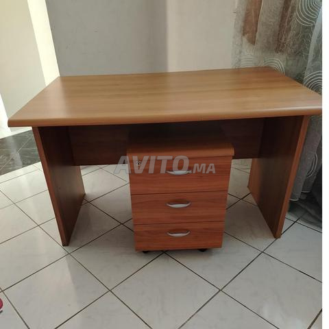 Bureau avec caisson à tiroir et clé. - 2