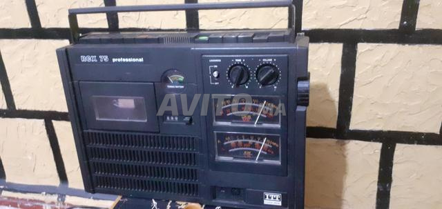 Radio cassette modèle ancien et lourd