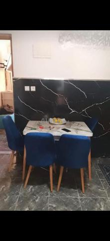 Je vends une table avec 4 chaises, livraison gratuite - 2