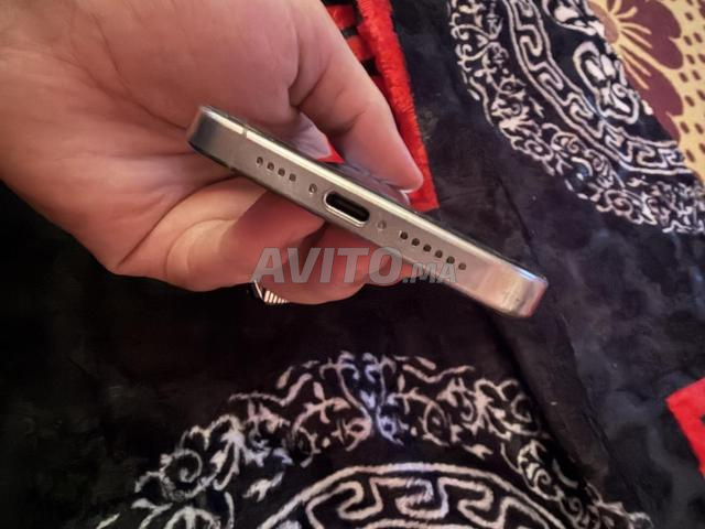 iPhone 15 Pro Max gris bon état - 2