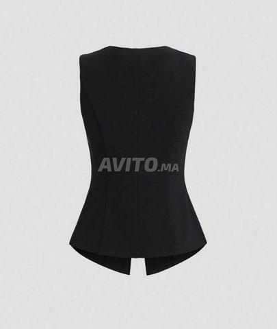 Gilet noir élégant avec une touche dorée - 2