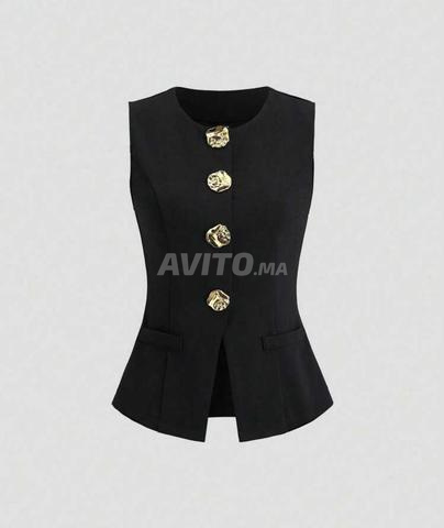 Gilet noir élégant avec une touche dorée