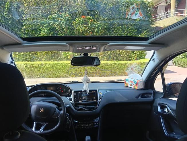 Peugeot 208 full option 