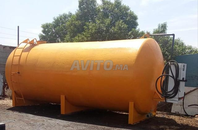 Grand réservoir de carburant en bon état. - 2