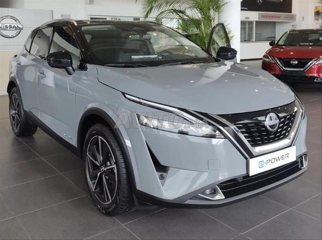 La voiture est entièrement équipée et visible