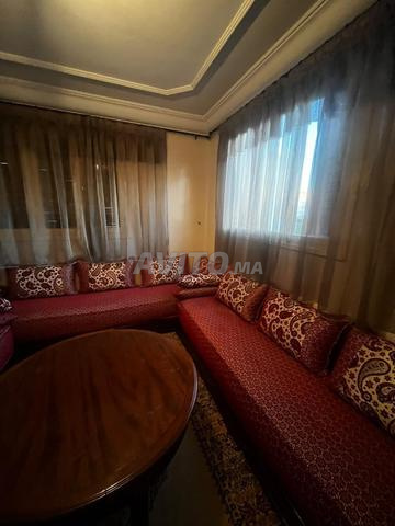 Meubles de maison de couleur rouge avec tapis, table et fauteuil