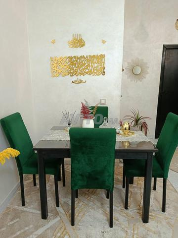 طاولة طعام مع كراسي