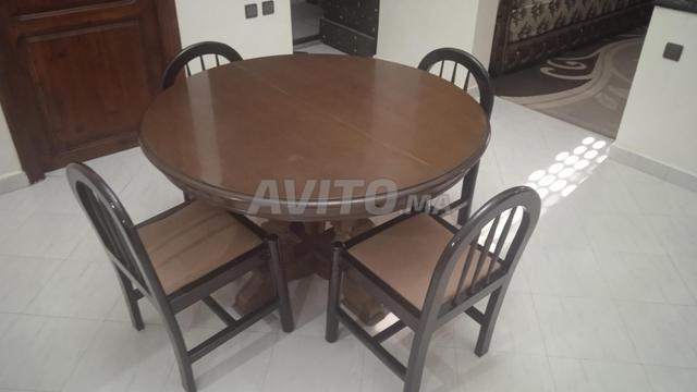 Table ronde en bois massif avec 4 chaises