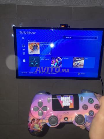 PS4 Pro 256 Go avec 2 manettes et un support - 2