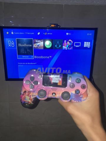 PS4 Pro 256 Go avec 2 manettes et un support