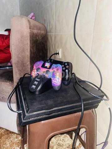 بلايستيشن 4 برو 256 جيجا مع يدتي تحكم وحامل