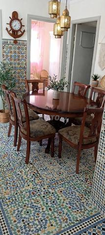 طاولة بيضاوية و 6 كراسي خشب صلب بحالة ممتازة