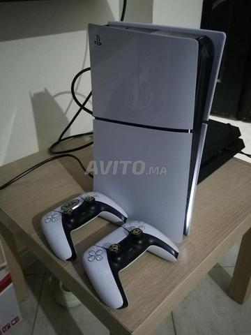 PS5 Slim avec 2 manettes et accessoires - 2