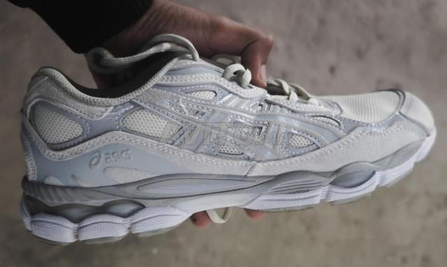 حذاء ASICS GEL NYC كريمي رمادي سحابي مقاس 43