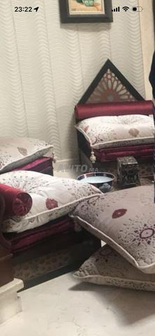 ثلاثة كراسي استرخاء بلدي خشبية مع فانوسين - 2