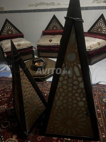 ثلاثة كراسي استرخاء بلدي خشبية مع فانوسين