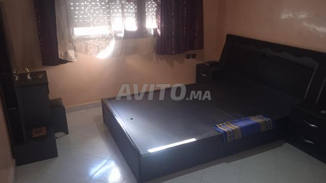 Chambre à coucher complète moderne en excellent état avec espace de rangement