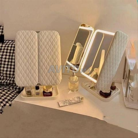 Miroir de maquillage pliable à 3 volets avec éclairage LED - 2