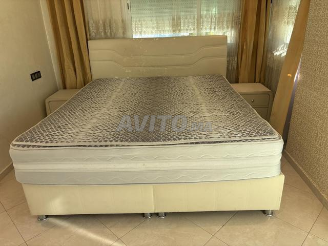 Lit et matelas King Size et 2 tables