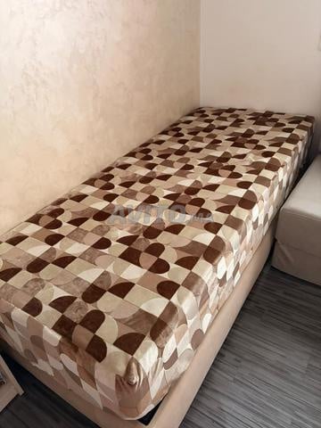 سرير نوم على شكل صندوق مع فراشه