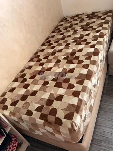 سرير نوم على شكل صندوق مع فراشه - 2