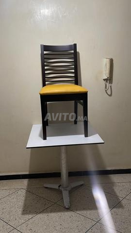 طاولة قهوة بقاعدة ستانلس ستيل وكراسي خشبية - 2