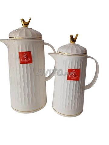 Ensemble (thermos) luxueux et résistant avec une touche dorée
