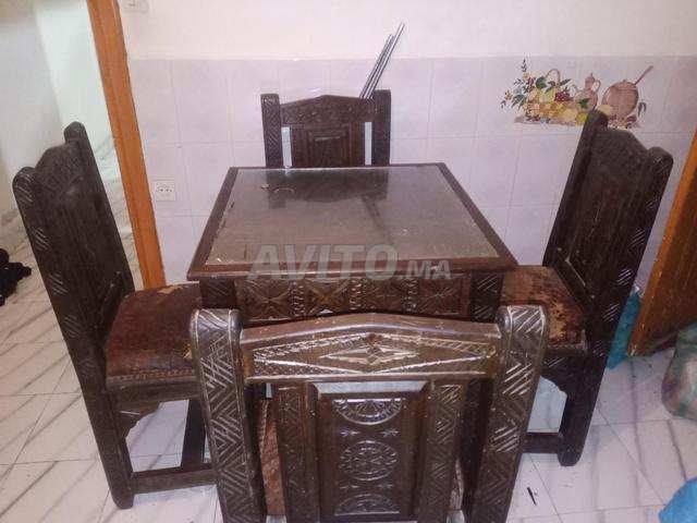 طاولة مع 4 كراسي