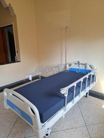 Lit médical avec matelas presque neuf - 2
