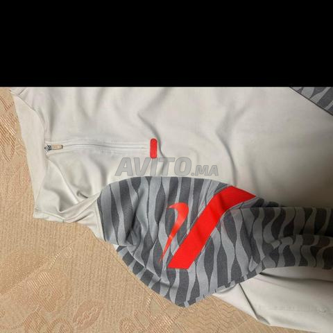 Pull Nike blanc gris et rouge taille L - 2