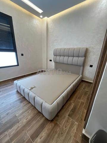 سرير بصندوق مبطن بالبيج مع تخزين