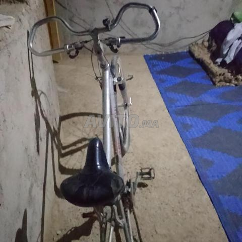 Bienvenue, elle est encore en bon état, il lui faut juste une roue arrière (fenêtre). - 2