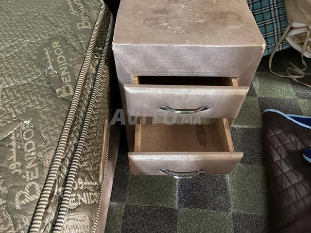 سرير مزدوج مع 2 طاولات جانبية ورأس سرير - 2