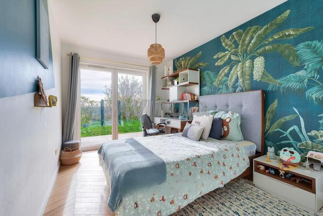 غرفة أولاد رائعة من الخشب الصلب بحالة ممتازة