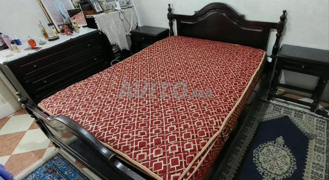 سرير مزدوج، مرتبة، طاولتان جانبيتان، خزانة