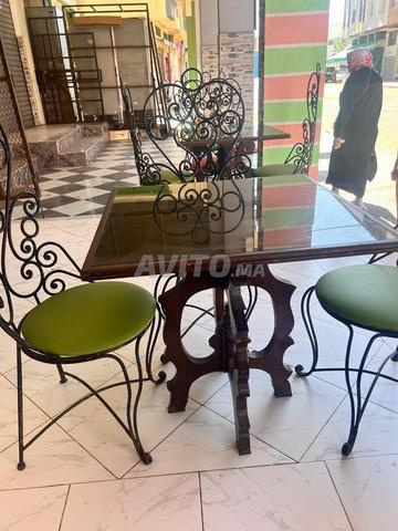 Chaises et tables en bois à vendre
