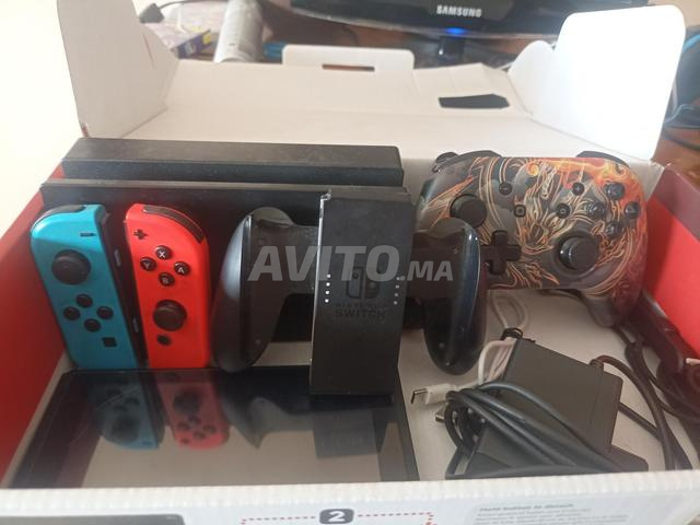 Switch avec deux manettes et deux jeux Mario - 2