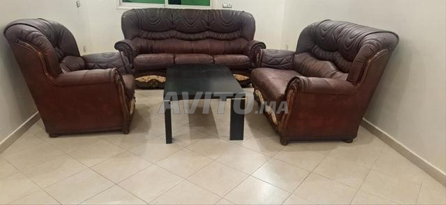 Armoire et 3 fauteuils avec une table en bon état