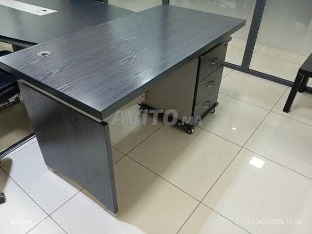 Table de réunion avec un bureau - 2