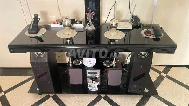 طاولة زجاجية بمكبرات صوت بحالة جيدة - 2