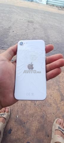 iPhone SE en bon état, nécessite seulement le changement du dos - 2