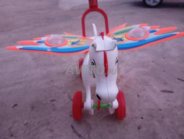 Jeu de cheval qui bouge avec un bâton - 2