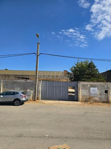 Entrepôt avec charpente et locaux..