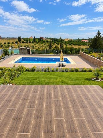 Ferme titrée avec maison et piscine