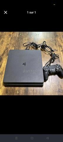 PlayStation 4 slim - 2