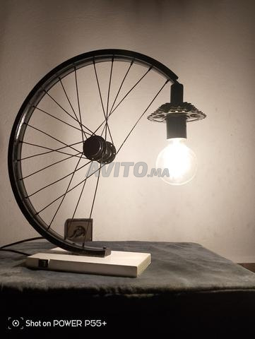 Abajour en forme de demi-roue de vélo